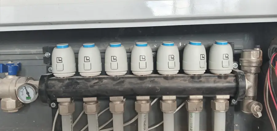 Colector con cabezales electrotérmicos para piso radiante