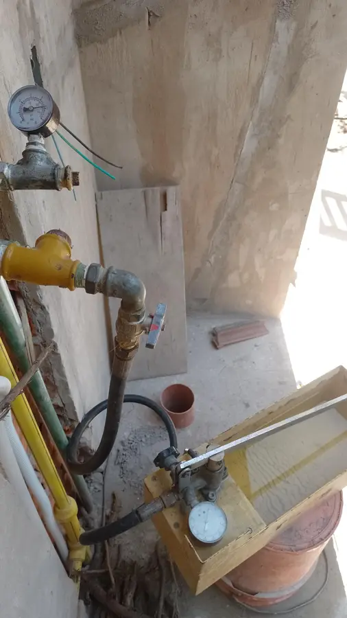 Manómetro durante la prueba de presión de una instalación