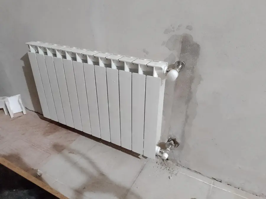 Radiador instalado con sus válvulas